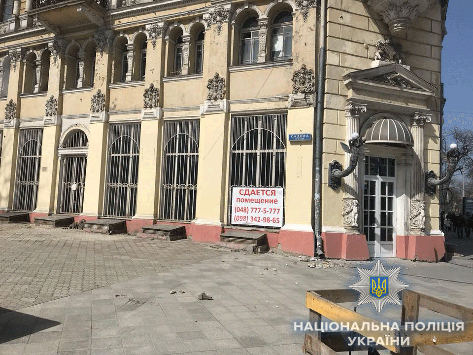 У центрі Одеси на перехожого впала частина фасаду пам'ятки архітектури