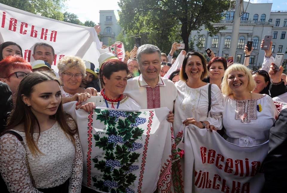 Вишита традиція: відомі українці вдягнулися у вишиванки (фото, відео)