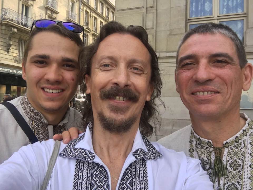 Вишита традиція: відомі українці вдягнулися у вишиванки (фото, відео)