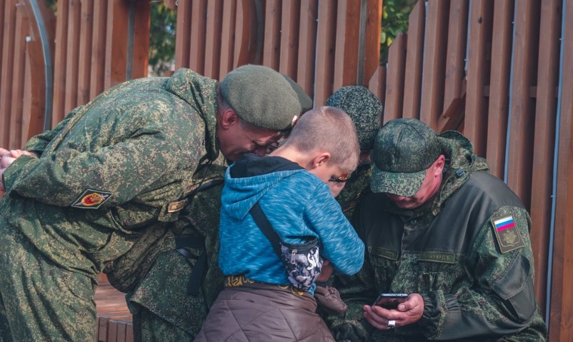 В Крыму детей одели в военную форму: в сети возмущены