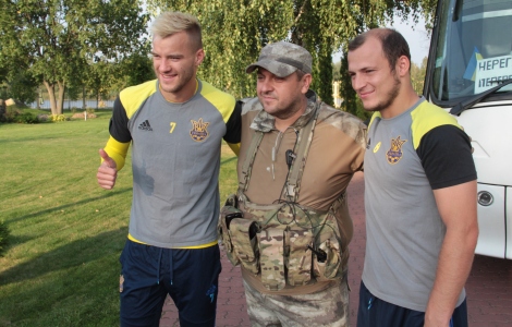 Тренер и игроки сборной Украины встретились с воинами АТО