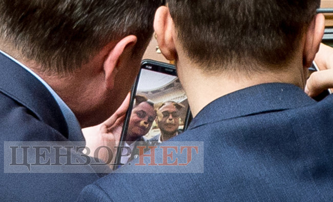 Стиль собачки: нардепов застукали за интересным занятием в Раде