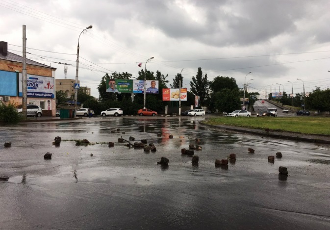 Херсон пішов під воду: фото і відео руйнівної стихії