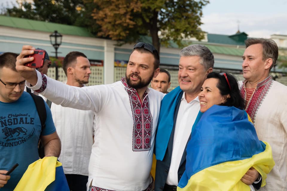 Петр Порошенко присоединился к флешмобу в честь Дня флага: фото и видео