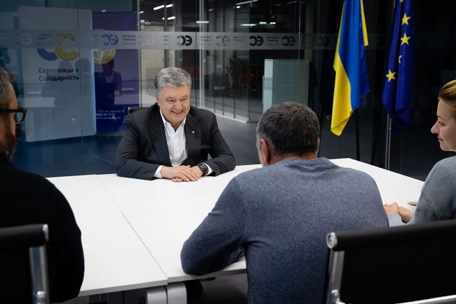 Петро Порошенко зустрівся з Євгеном Пановим і привітав бранця Кремля з поверненням додому