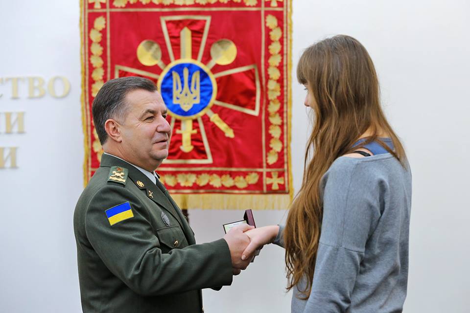 Украинских волонтеров наградили медалями &quot;За спасенную жизнь&quot;