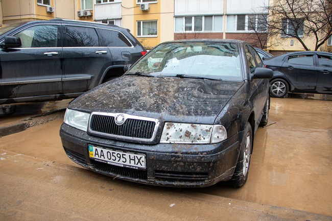 У Києві затопило житловий масив: автомобілі плавали в багнюці (фото і відео)