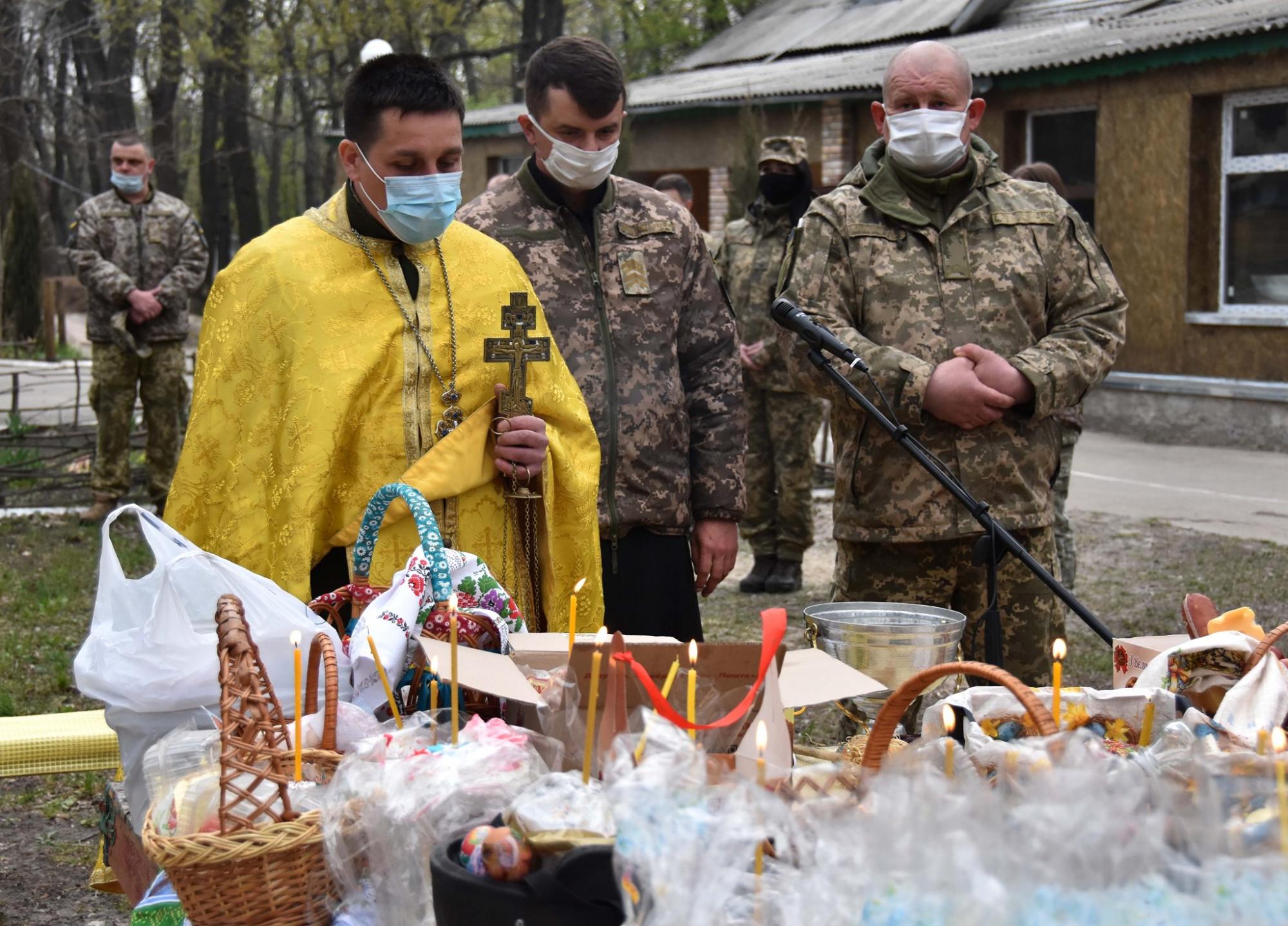 Українські бійці зустріли Великдень на Донбасі: вражаючі фото