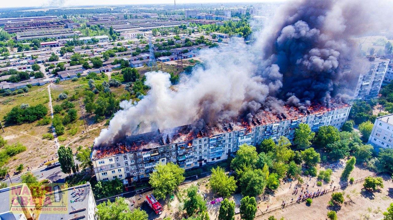 В Новой Каховке произошел масштабный пожар в многоэтажке: фото и видео инцидента