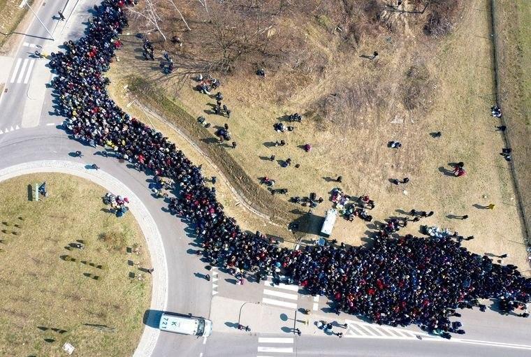 Українців "витягують" через кордон волонтери та рятувальники: гігантські черги показали з неба