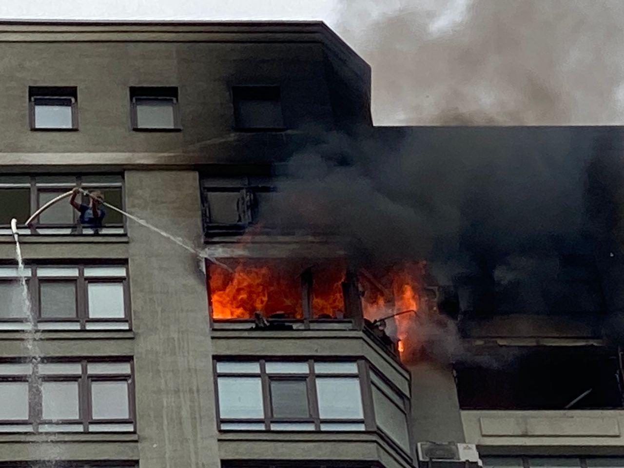 Пожар в новом ЖК Киева закончился трагедией: припаркованные авто не давали пожарным подъехать