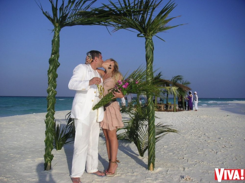 Тина Кароль показала архивные фото со свадьбы на Мальдивах