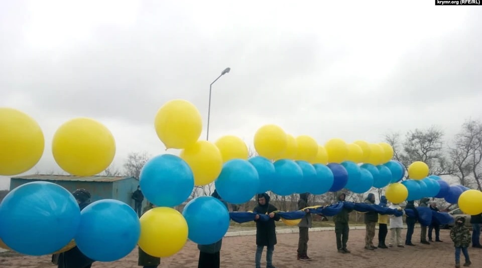 Активісти запустили прапор України з посланнями для кримчан (фото)