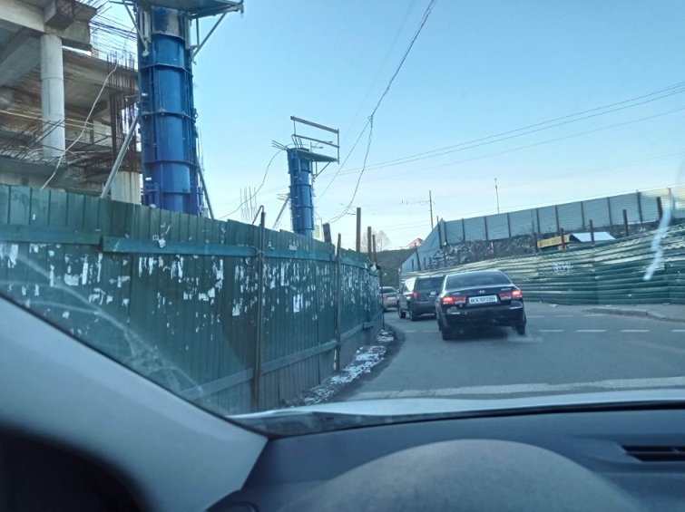 У Києві на автотрасі будують торговий центр: фото скандальної забудови