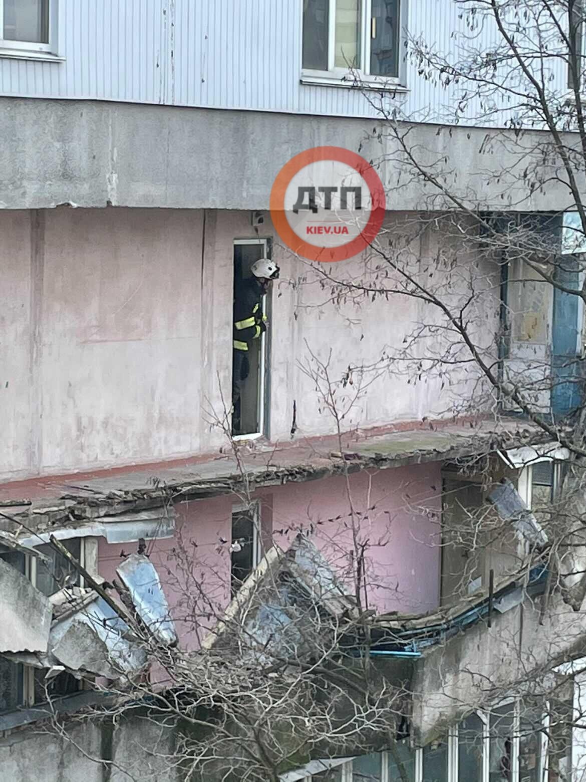 В Киеве обвалилось сразу несколько балконов: фото с места ЧП