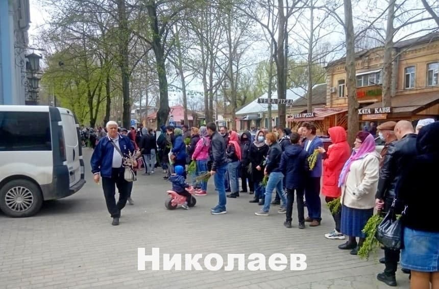 Без масок и дистанции: украинцы массово отмечают Вербное воскресенье