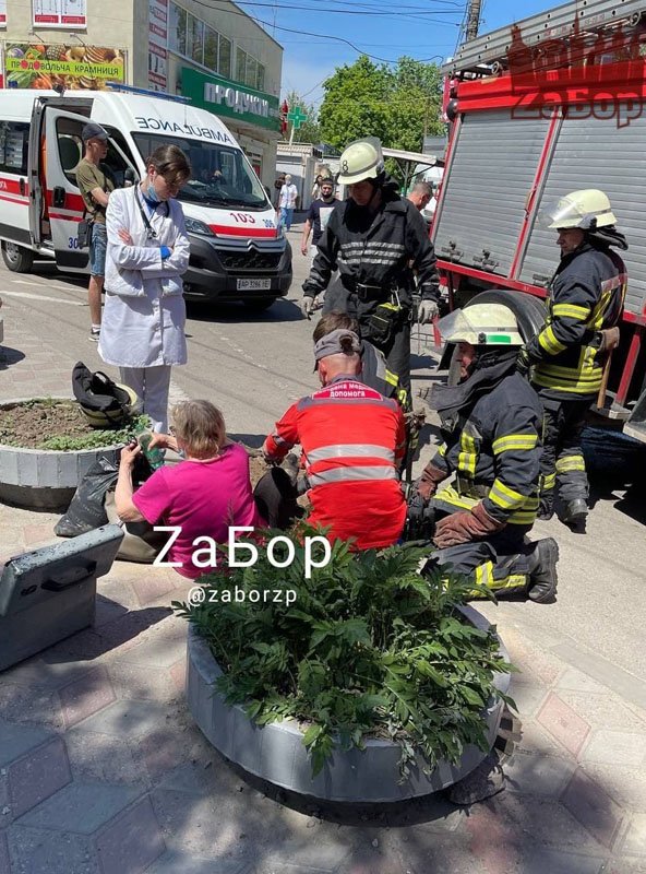 У Запоріжжі жінка провалилася під землю біля лікарні: довелося викликати рятувальників
