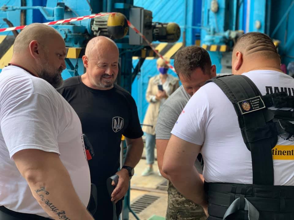У метро Києва встановили рекорд з перетягування поїзда: сильні фото і відео