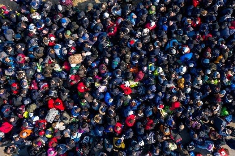 Українців "витягують" через кордон волонтери та рятувальники: гігантські черги показали з неба
