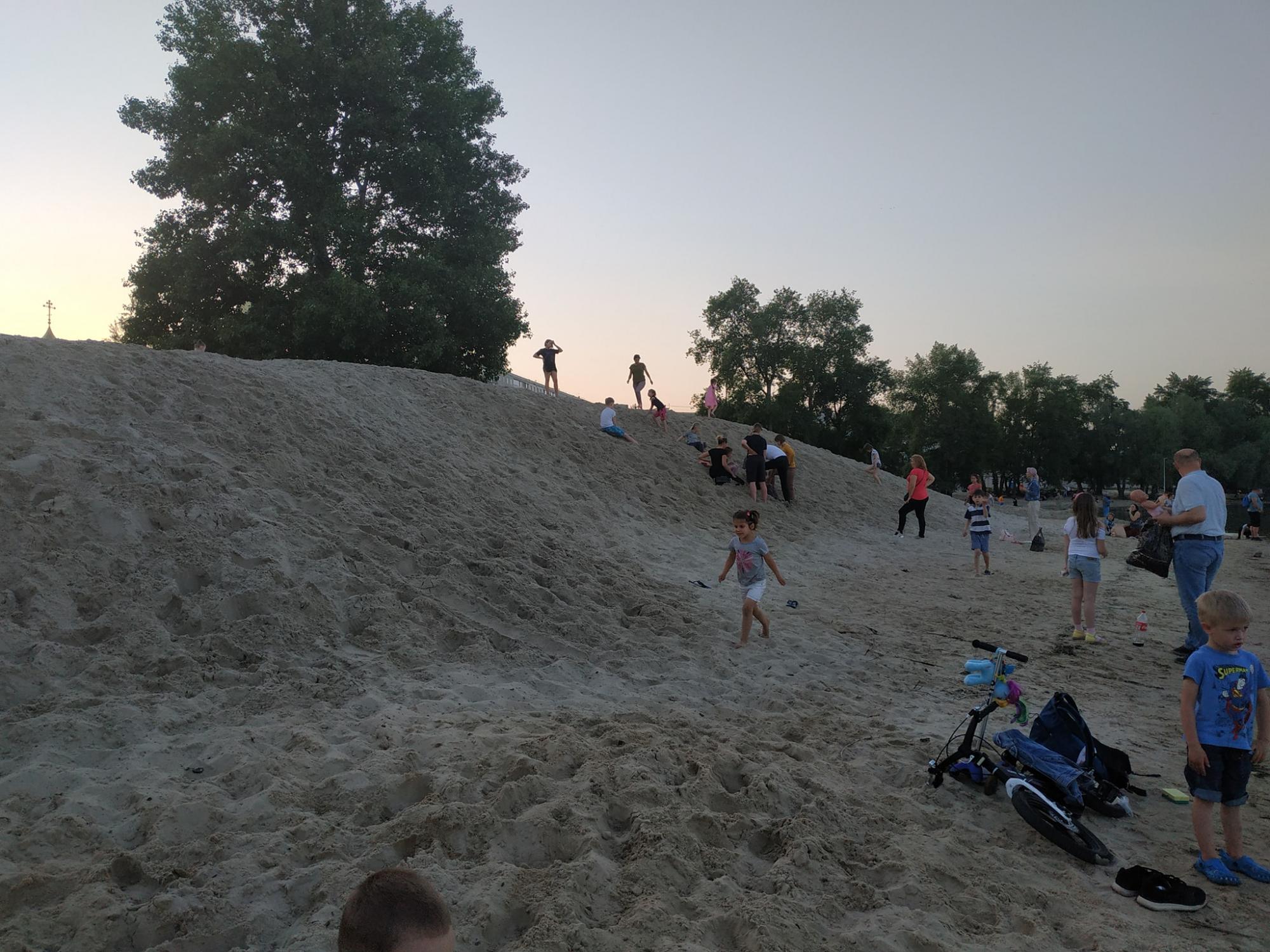 Чудом успели спасти: в Киеве девочку засыпало песком во время игры (видео)