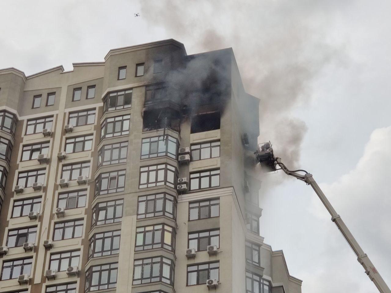Пожар в новом ЖК Киева закончился трагедией: припаркованные авто не давали пожарным подъехать