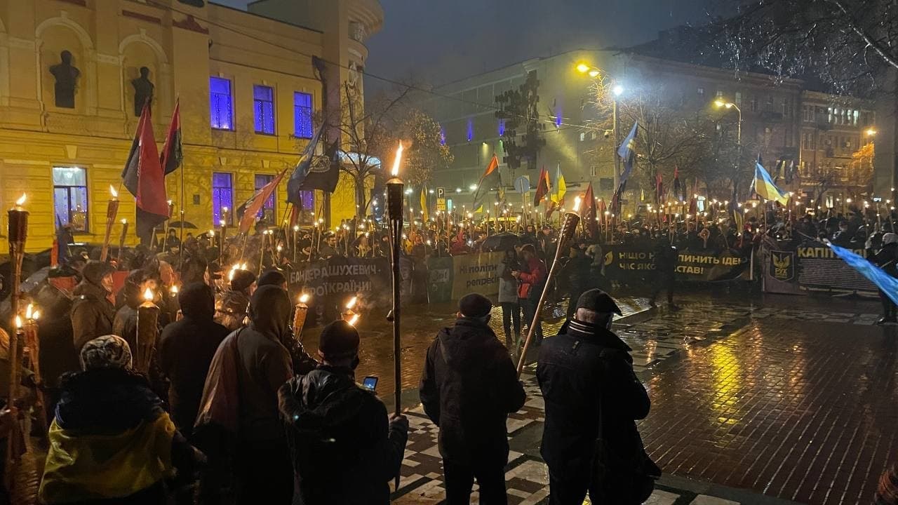 У містах України яскраво та незвично відзначили день народження Бандери: як це було