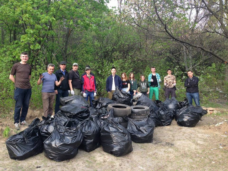 Активісти прибрали Лису гору в Києві після табору ромів (фото)