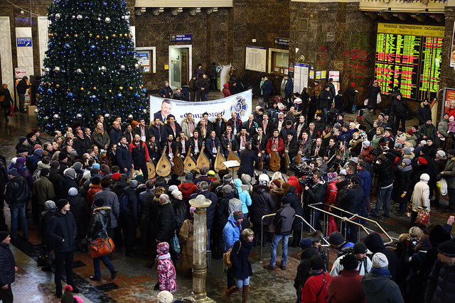 Бандуристи влаштували різдвяний флешмоб в холі Центрального залізничного вокзалу