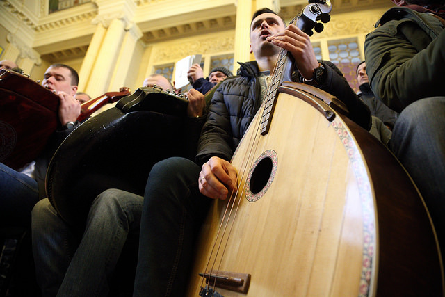 Бандуристи влаштували різдвяний флешмоб в холі Центрального залізничного вокзалу