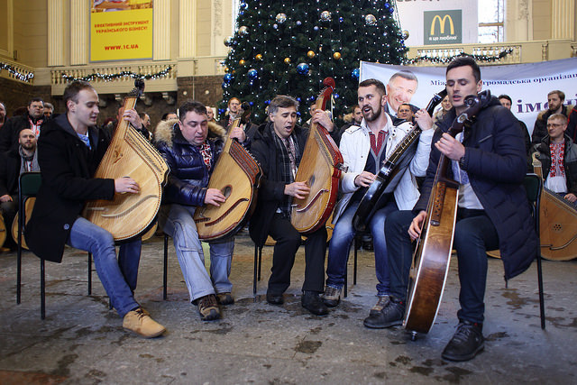 Бандуристи влаштували різдвяний флешмоб в холі Центрального залізничного вокзалу