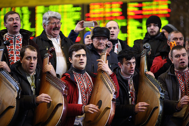 Бандуристи влаштували різдвяний флешмоб в холі Центрального залізничного вокзалу