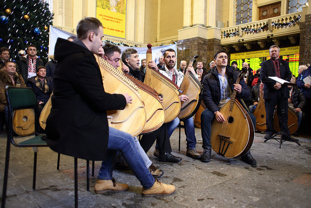 Бандуристи влаштували різдвяний флешмоб в холі Центрального залізничного вокзалу