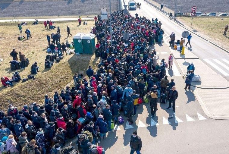 Українців "витягують" через кордон волонтери та рятувальники: гігантські черги показали з неба