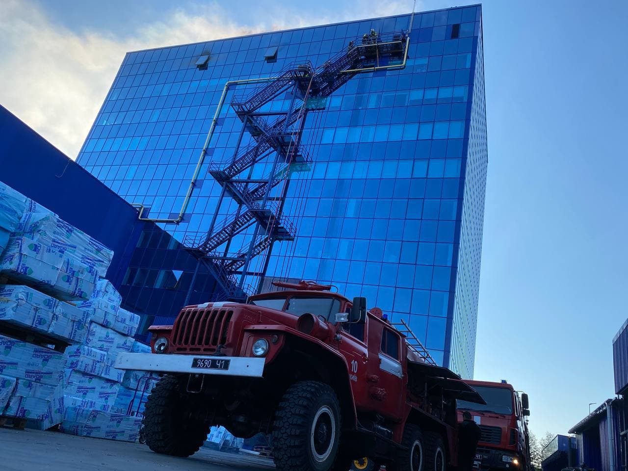 У Києві горіла адмінбудівля "Епіцентру": полум'я гасили 40 пожежників на 10 машинах (фото)