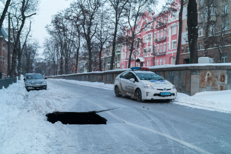 В центре Днепра образовалась 6-метровая яма (фото)