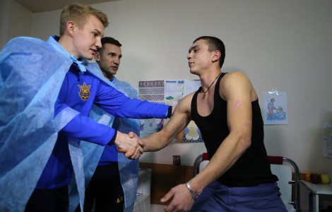 Шевченко и футболисты сборной проведали украинских военных в госпитале