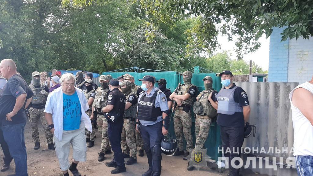 Под Харьковом эвакуировали ромов, против которых ополчилось село (видео)