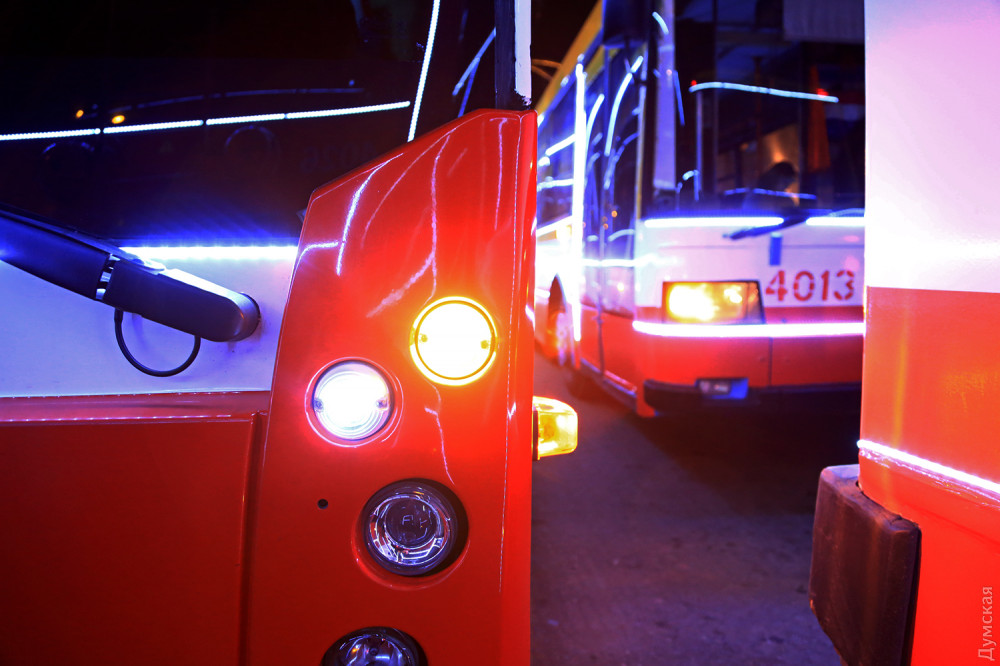 "Свято наближається": в Одессе прошел парад новогодних троллейбусов (фото, видео)