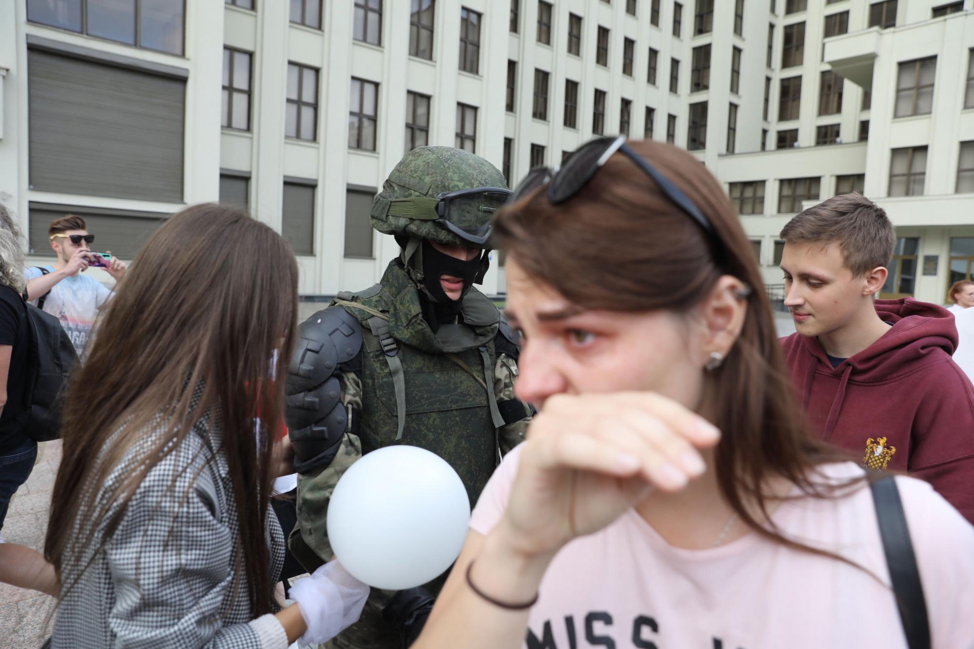В Минске демонстранты обнимают силовиков, а те опускают щиты: душевные кадры
