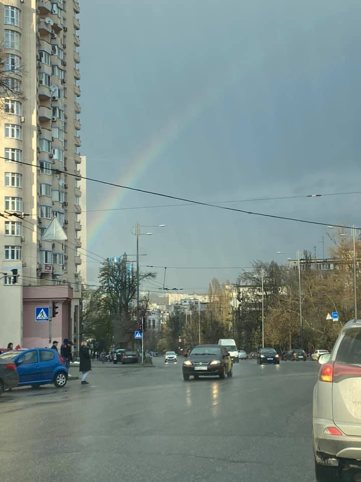 Над небом Києва розкинулася чарівна веселка-міст: "весняна природа незабутня!" (Фото)