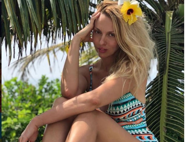 &quot;Буду їздити замість Криму&quot;: українська співачка продемонструвала яскраве фото з відпочинку