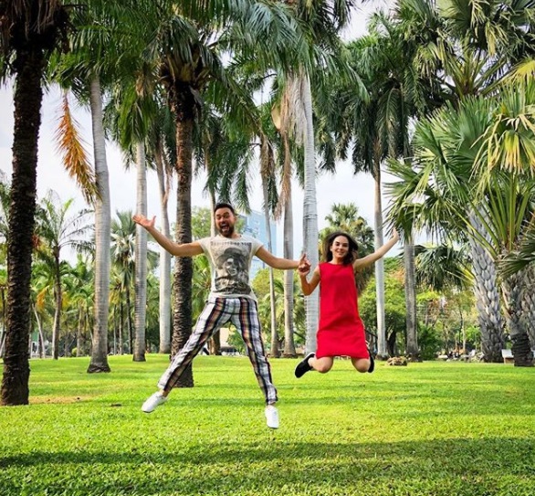 Ведучий Євробачення 2017 поїхав підкорювати Азію з дружиною-красунею (фото)