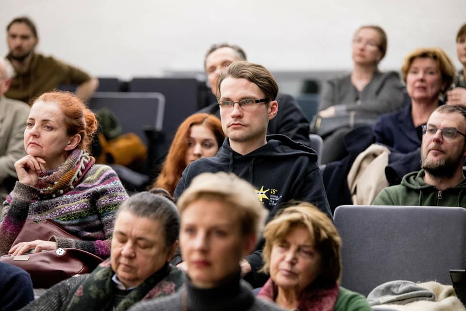 &quot;Благополучний Вільнюс і розбомблена Мар'їнка&quot;: в Литві і на Донбасі одночасно показали фільм про жінок на війні