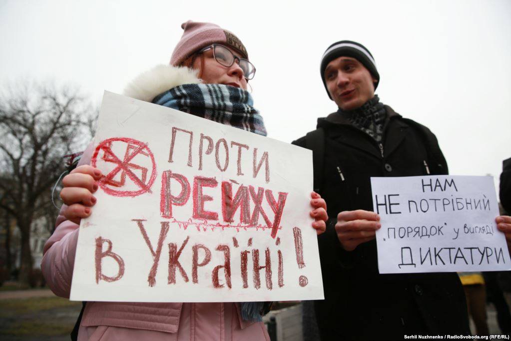 В Киеве несколько десятков человек вышли на митинг против &quot;Национальных дружин&quot;