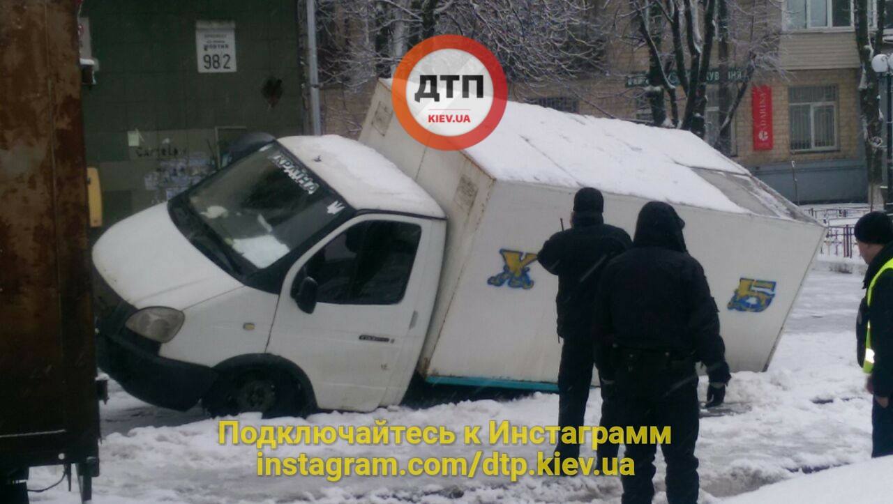 "Ранок починається не з кави": у Києві хлібовоз пішов під асфальт