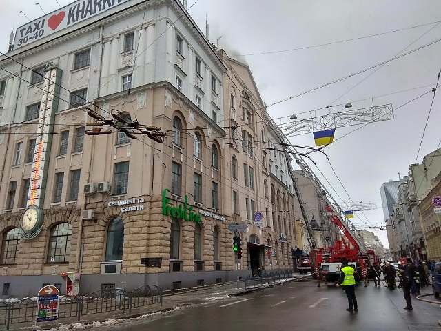 Десятки пожарных и скорые: в центре Харькова тушили пожар