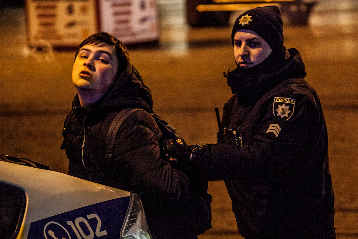 В Днепре гулянка двух компаний на центральной площади закончилась стрельбой