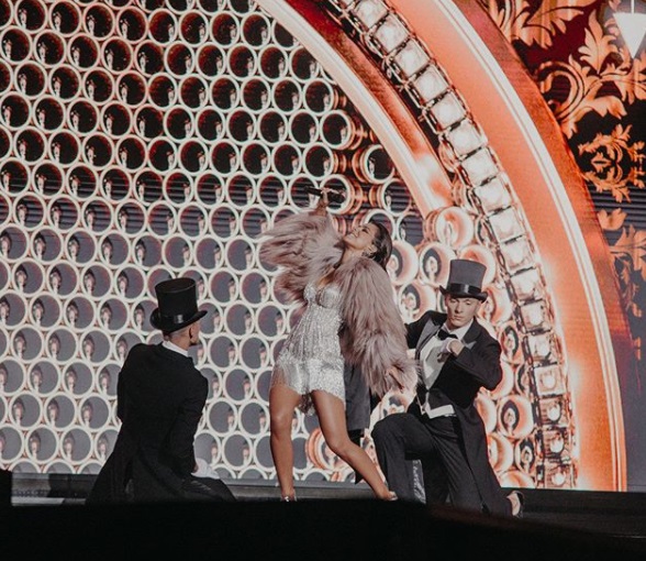 Скандальна Ані Лорак розважала публіку в образі &quot;курки&quot;