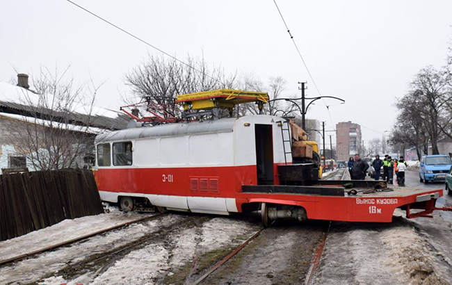 В окупованому Донецьку трамвай в'їхав у житловий будинок (фото)