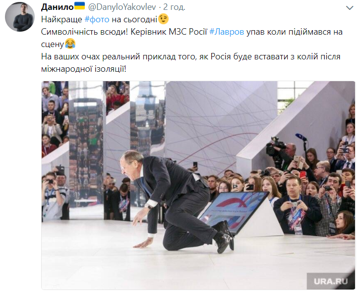 "То ли встает с колен, то ли опускается": в сети смеются над упавшим Лавровым (видео)